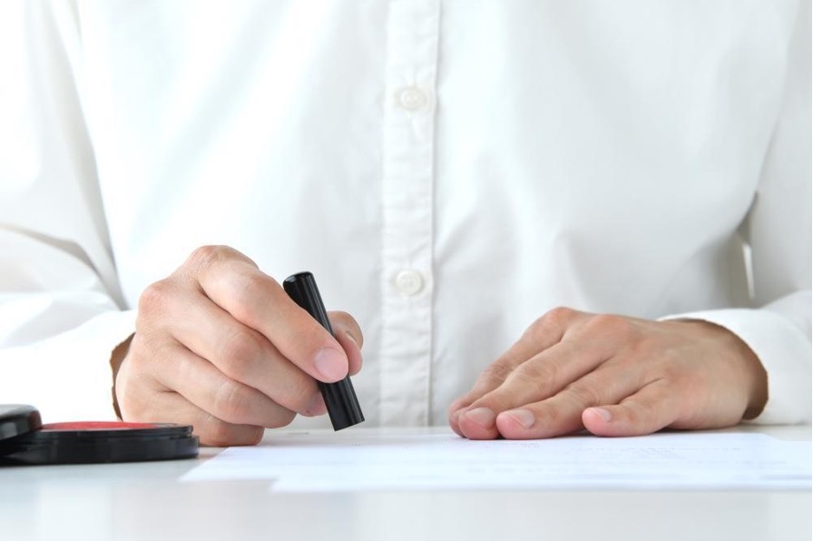 契約書の割印とは?押し方や位置、他の押印との違いを解説! - INVOY