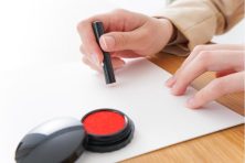 契約書の割印とは?押し方や位置、他の押印との違いを解説! - INVOY